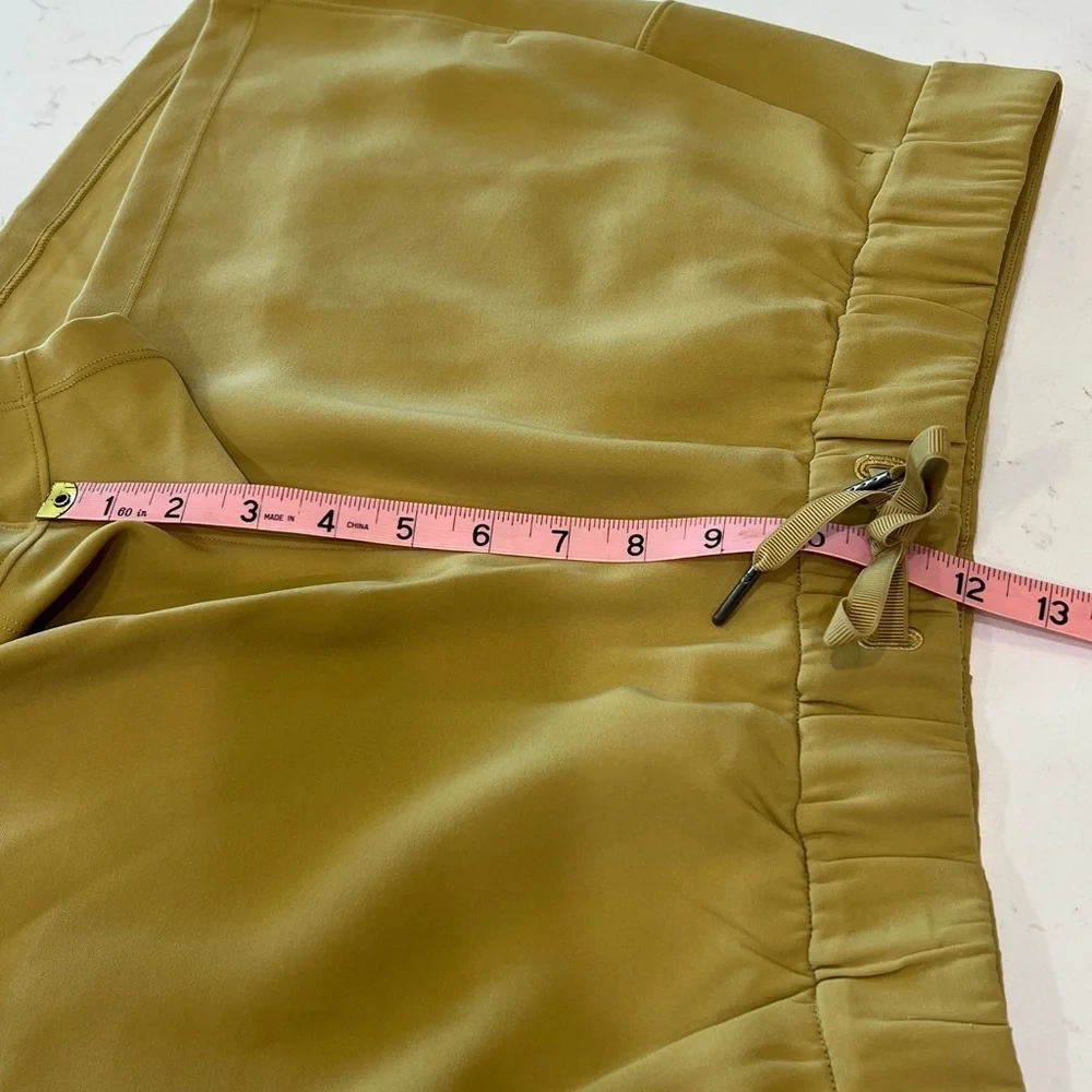 Lululemon On The Fly Woven 2.5” Shorts Vintage Gold Size 12